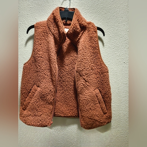 SO Faux fur women's zip-up jacket, casual Sleeveless pocket coat. - Picture 6 of 6